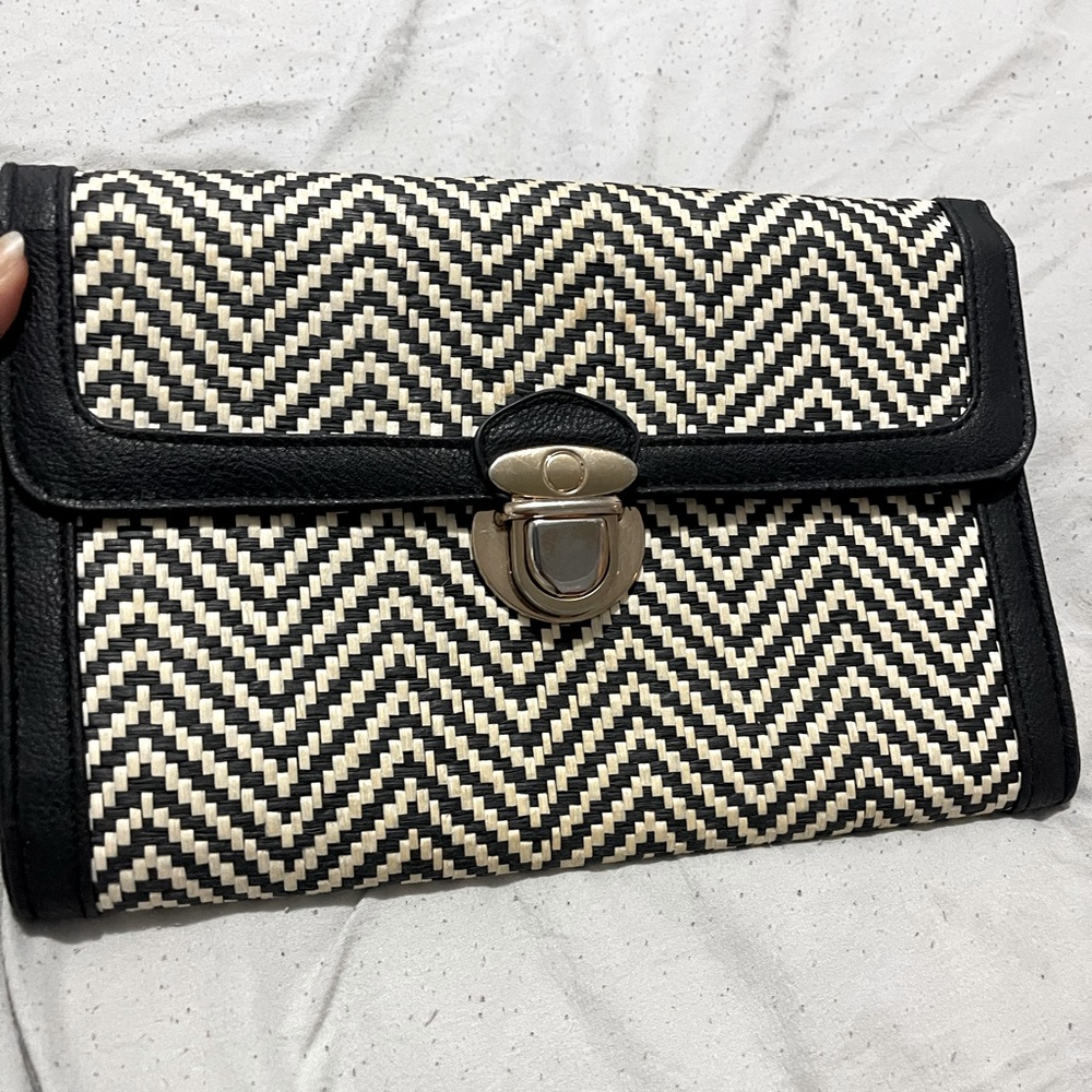 Woven summer straw bag with chain strap.